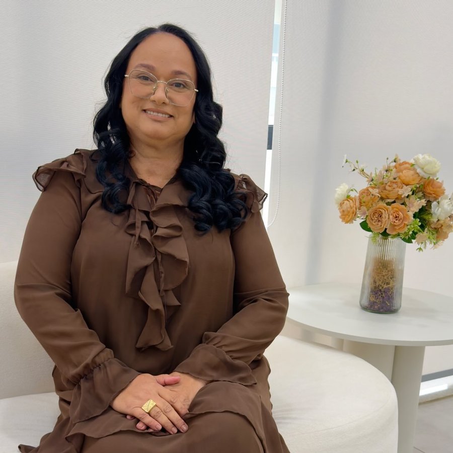 Dra. Adriana Siqueira, advogada previdenciária, em atendimento no escritório